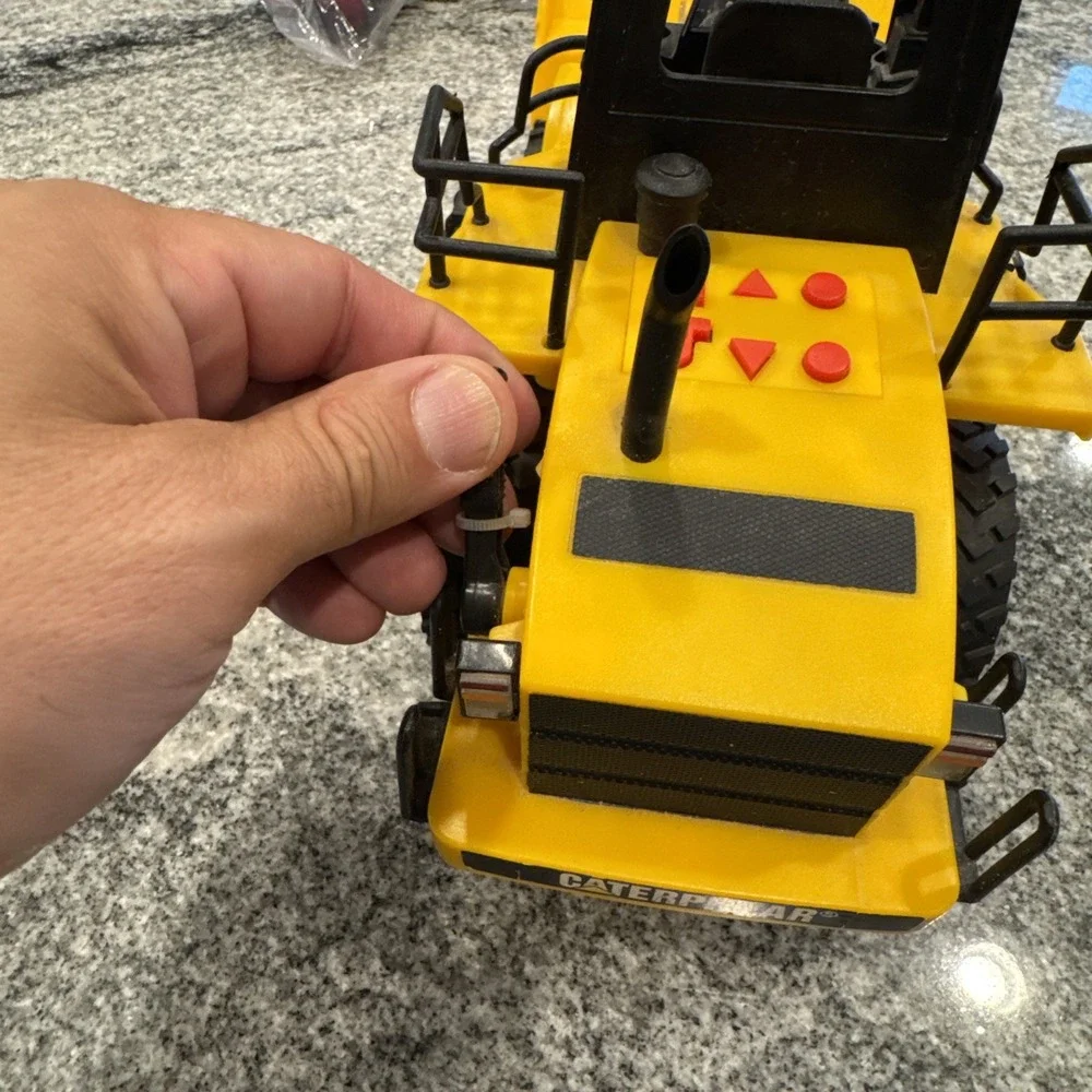 CAT Caterpillar Bulldozer Construction Vehicle moves Sounds‎ Lights Works 12
